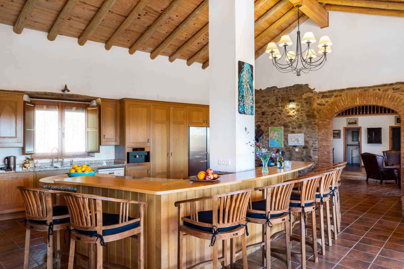 Una cocina impresionante con techos altos 